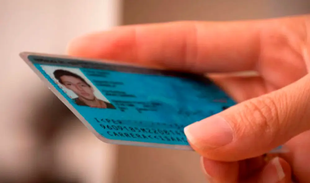 El DNI será requerido en todos los casos para tramitar tu pasaporte electrónico en el exterior. Foto: composición de Fabrizio Oviedo / La República