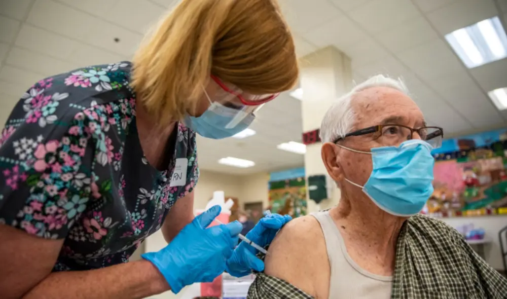 Esta gran respuesta inmunitaria también se cumple para aquellas personas que superaron la enfermedad y luego recibieron su vacunación doble. Foto: AFP