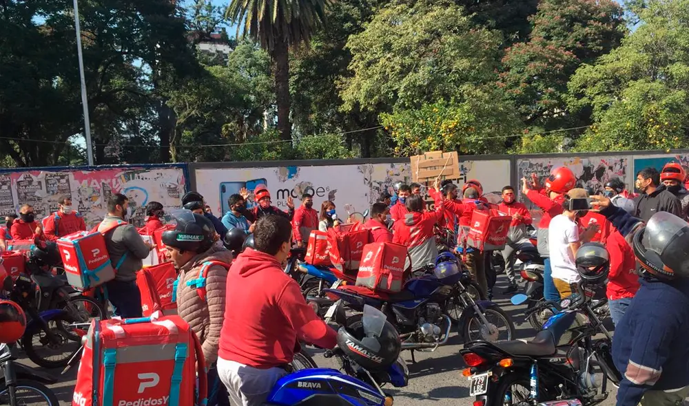 Un grupo de repartidores en moto reacción ante un nuevo hecho delictivo. Foto: Inés Quinterios Orio Un grupo de repartidores en moto reacción ante un nuevo hecho delictivo. Foto: Inés Quinterios Orio