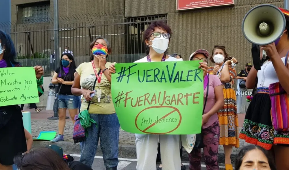 Colectivos también realizaron plantón en sede del Ministerio de la Mujer y Poblaciones Vulnerables. Foto: Omar Coca/ URPI