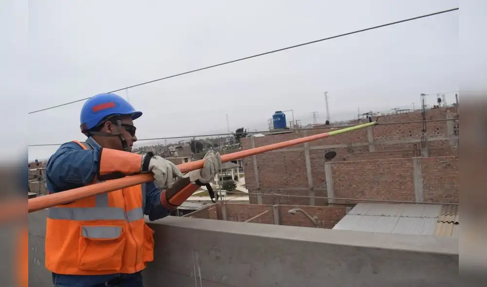 Piden evitar manipular varillas y perfiles de fierro o cualquier otro objeto cerca de redes eléctrica. Foto: Hidrandina