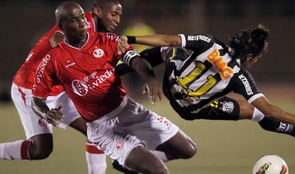 'Cuto' Guadalupe y Neymar Junior tuvieron un partido aparte en Chiclayo. Foto: Fox Sports