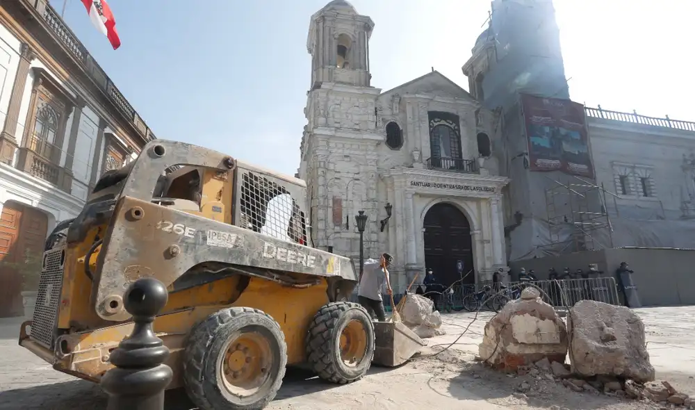 Trabajos de demolición se dieron la madrugada de este sábado. Foto: Carlos Felix / La República