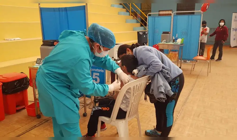 Menores acuden a centros de inmunización acompañados de sus padres. Foto: URPI/Wilder Pari Menores acuden a centros de inmunización acompañados de sus padres. Foto: URPI/Wilder Pari