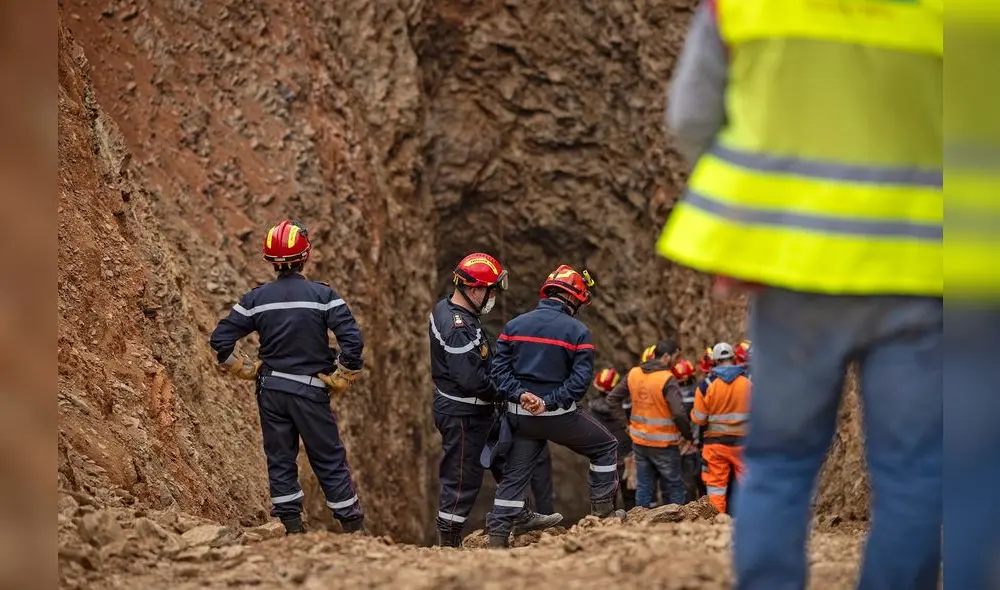 Los equipos de los servicios de emergencia de Marruecos trabajan en el rescate de Rayan, un niño de cinco años, de un pozo en el que cayó el 1 de febrero en la remota aldea de Ighrane. Foto: AFP