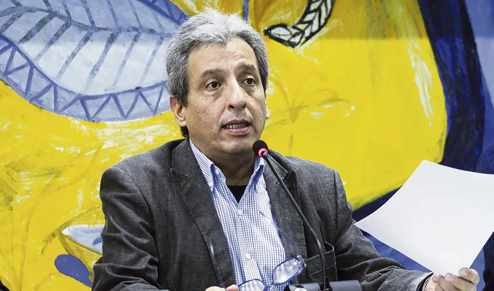 Voz. Exministro Manuel Pulgar Vidal firma el pronunciamiento. Foto: Virgilio Grajeda/La República