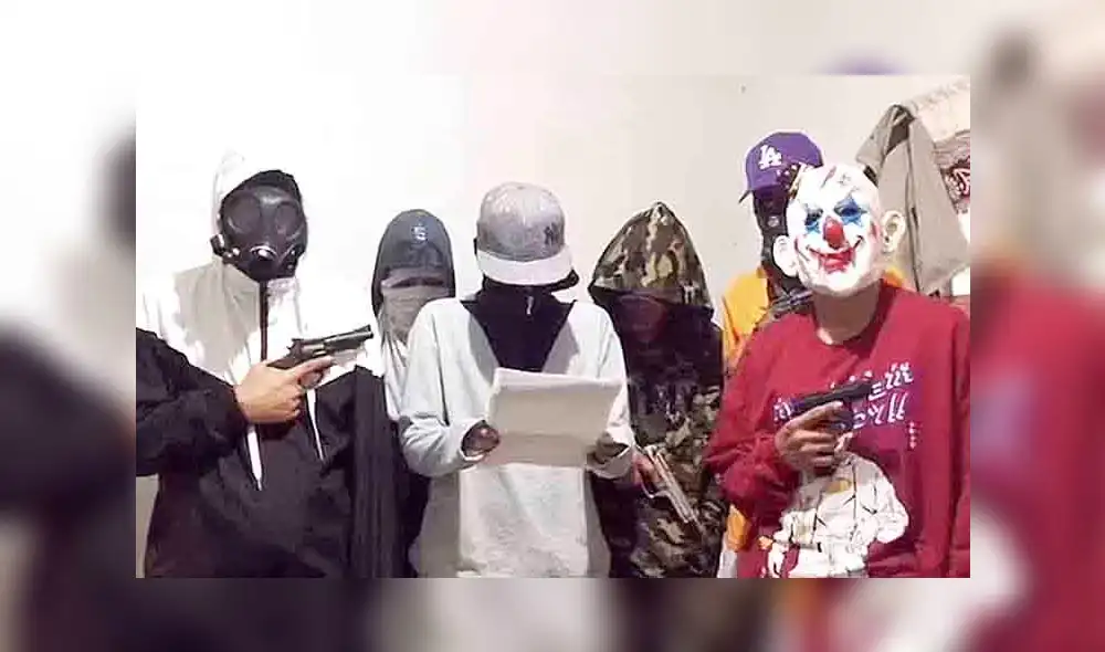 Amenaza. Primero salieron los colombianos a advertir que tomarán la justicia por sus manos, y luego salió un venezolano con un fusil de guerra como respuesta. Foto: Redes sociales Amenaza. Primero salieron los colombianos a advertir que tomarán la justicia por sus manos, y luego salió un venezolano con un fusil de guerra como respuesta. Foto: Redes sociales