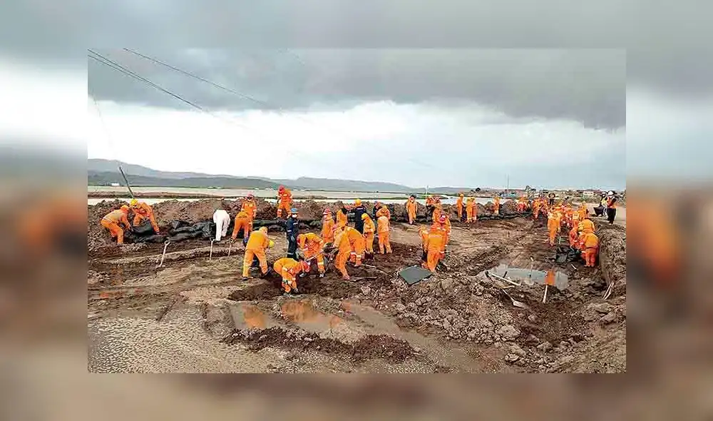 Trabajo arduo.  Personal militar y policías trabajan en riberas de río Coata, colocan sacos terrenos para evitar nuevo desborde.