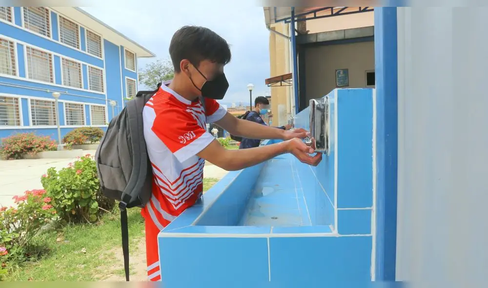 Instalación de estaciones de lavado y desinfección de manos en colegios de Cajamarca. Foto: DRE Instalación de estaciones de lavado y desinfección de manos en colegios de Cajamarca. Foto: DRE