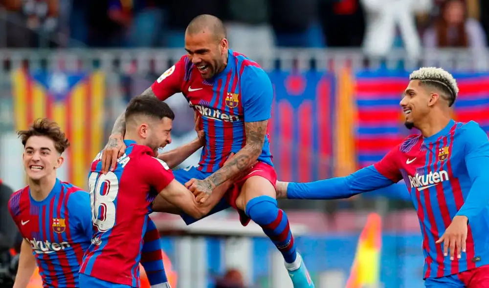 Jordi Alba y Dani Alves celebran el cuarto tanto del brasileño. Foto: EFE