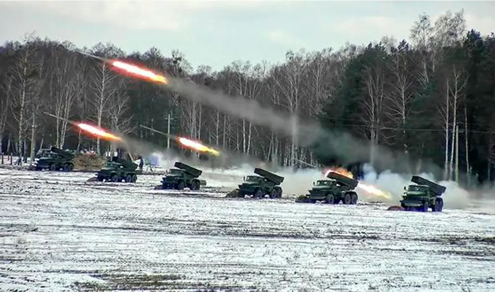 Rusia ha colocado aviones de combate cerca de Ucrania, así como bombarderos, baterías de misiles y antiaéreas, declararon los funcionarios. Foto: EFE