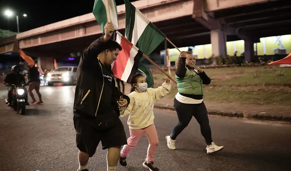 Simpatizantes del Partido Liberación Nacional, de José María Figueres, fueron de las primeras personas que salieron a celebrar en Costa Rica. Foto: EFE Simpatizantes del Partido Liberación Nacional, de José María Figueres, fueron de las primeras personas que salieron a celebrar en Costa Rica. Foto: EFE