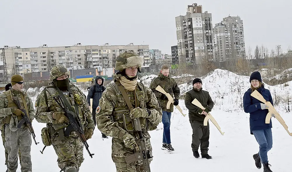 Preparados. Ciudadanos ucranianos se preparan para enfrentar posible ofensiva. Foto: AFP