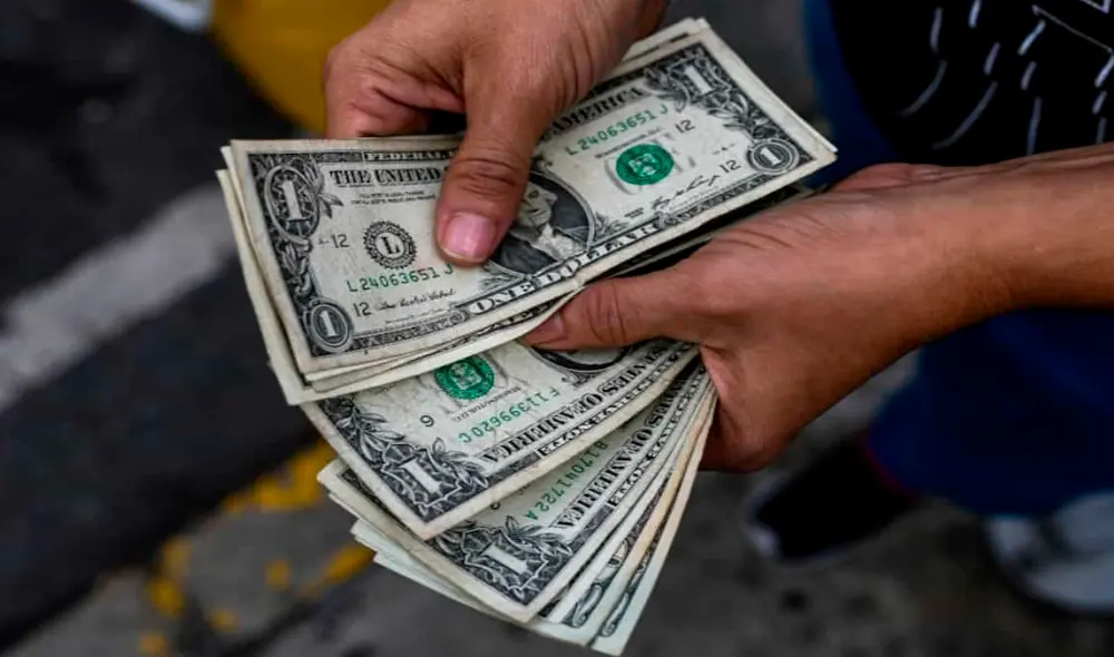 El dólar BCV es ampliamente revisado en Venezuela para diversas transacciones. Foto: AFP El dólar BCV es ampliamente revisado en Venezuela para diversas transacciones. Foto: AFP