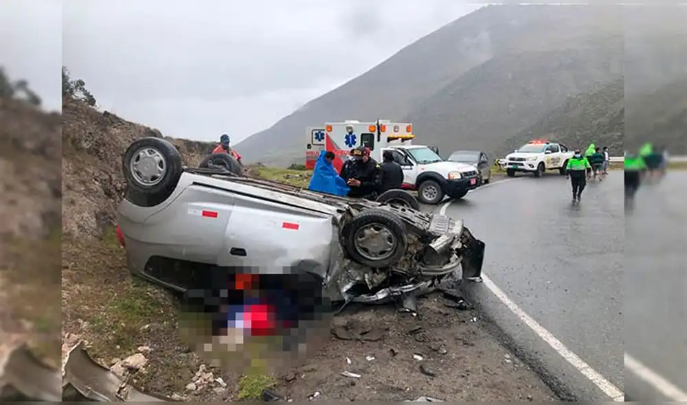 Autoridades llegaron hasta el lugar del accidente para hacer las investigaciones del caso. Foto: Radio Santo Domingo