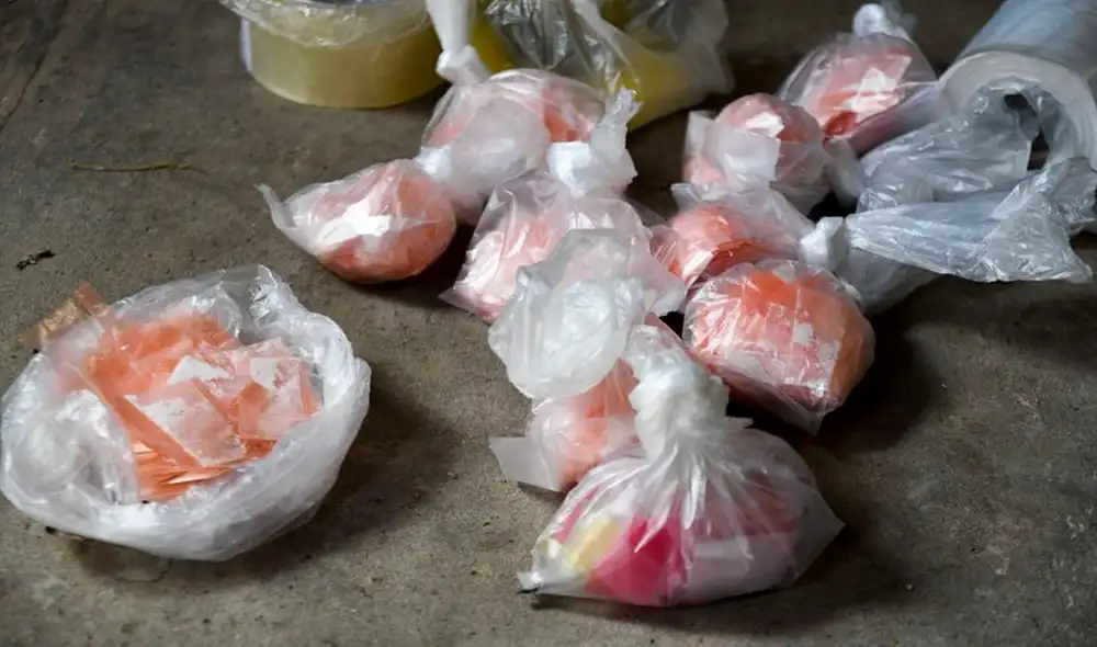 La Policía indicó que el agresor tenía una pulsera plateada con detalles en dorado y un anillo plateado con forma de corona. Foto: La Nación La Policía indicó que el agresor tenía una pulsera plateada con detalles en dorado y un anillo plateado con forma de corona. Foto: La Nación