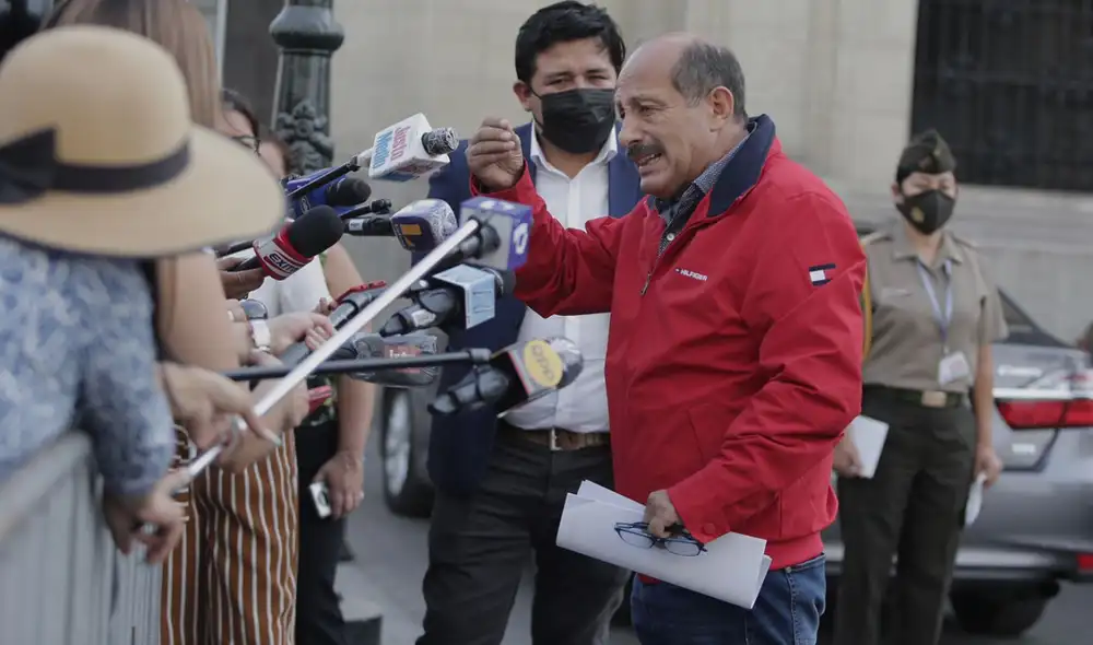 Héctor Valer ha puesto su cargo a disposición del presidente Pedro Castillo. Foto: Gerardo Marín de La República / Video: LR