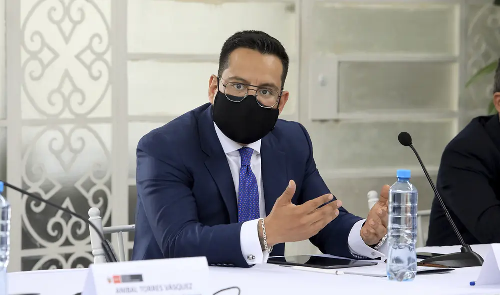 Gilmar Andía Zúñiga presentó su carta de renuncia al ministro de Justicia, Aníbal Torres. Foto: Minjus