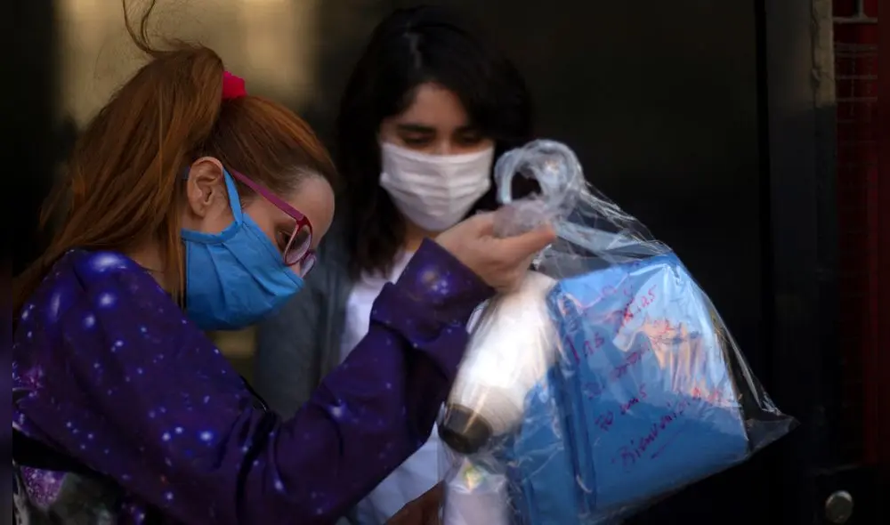 Las mascarillas dejarán de ser obligatorias en interiores para personas vacunadas. Foto: AFP