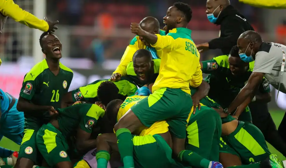 Senegal levantó su primera copa de la mano de Aliou Cissé, que antes fue jugador de los leones. Foto: CAF/Twitter