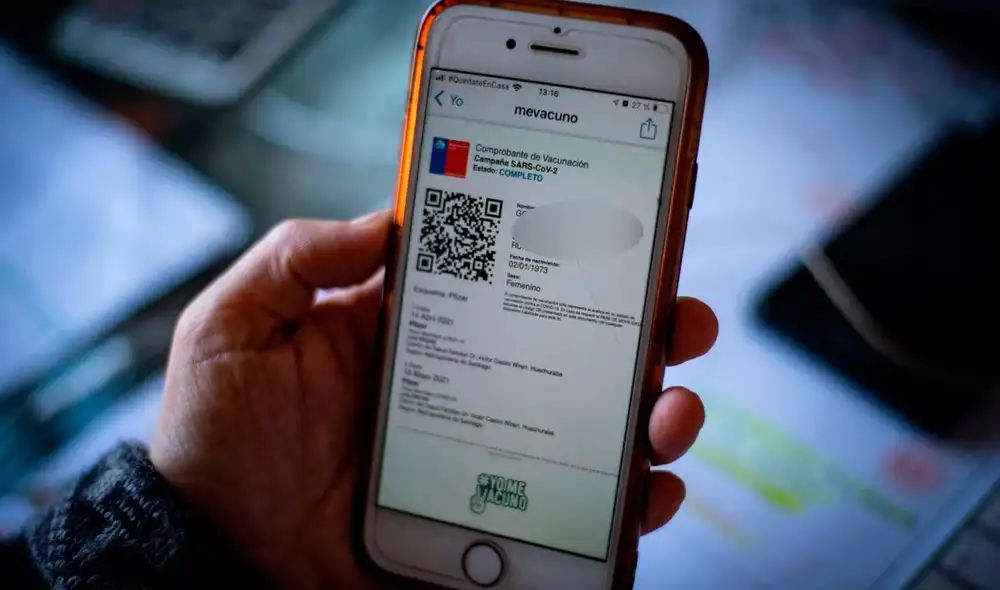 El pase de movilidad ahora también puede obtenerse con el código QR del carnet de identidad. Foto: AFP