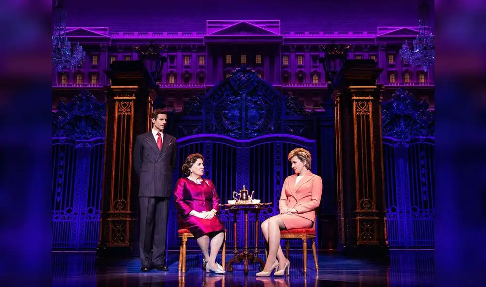 La Reina Isabel II, interpretada por la actriz Judy Kaye, junto a los príncipes. Foto: Netflix