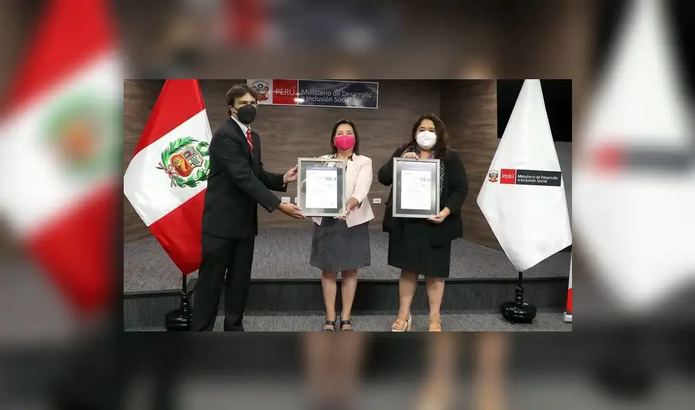 Titular de la cartera y directora recibieron en el premio. Foto: Andina