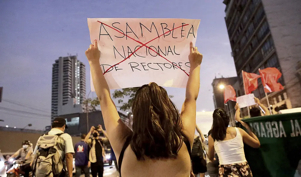 Vigilantes. El último sábado la comunidad universitaria salió a las calles para rechazar el intento de golpe contra la Sunedu y la reforma universitaria. Foto: John Reyes/La República