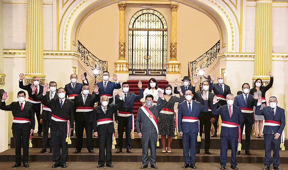 El dato. Un hecho que no pasó inadvertido fue que el presidente, Pedro Castillo tomó juramento al nuevo gabinete sin su característico sombrero. Foto: Presidencia