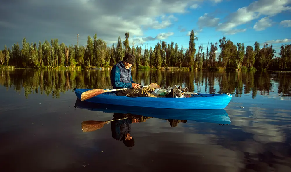 Omar Menchaca recorre en su kayak los canales de Xochimilco, en Ciudad de México. Foto: AFP