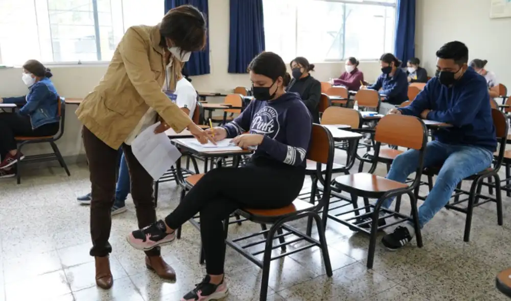Universitarios vuelven a las aulas.