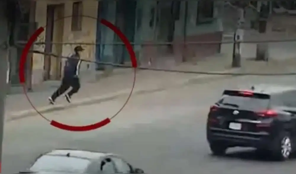 Menor trató de excusarse y dijo que solo recogió el celular del piso. Foto: América Noticias