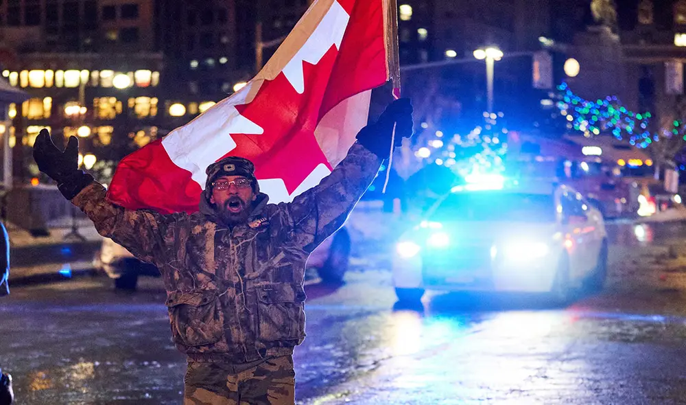 Los manifestantes antivacunas ocupan el centro de Ottawa con camiones pesados y proclaman que nadie les va a sacar de la ciudad. Foto: EFE