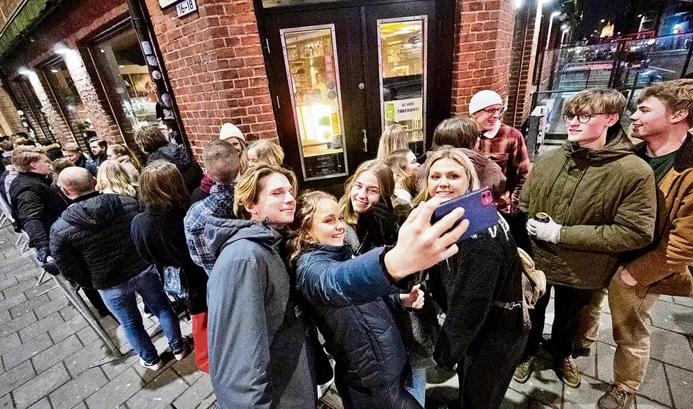 Juntos. Jóvenes de Suecia tomaron con positivismo las nuevas medidas que rigen en el país. Foto: AFP