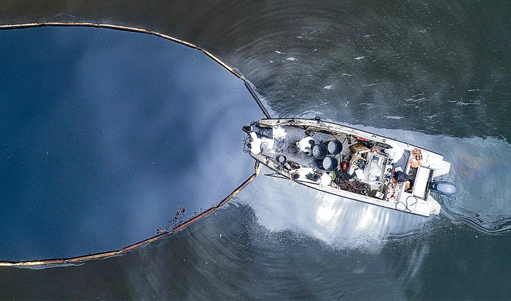 Impacto. No hay fecha exacta para que Repsol cumpla con el retiro del PLEM, supuesto origen del derrame. Foto: EFE