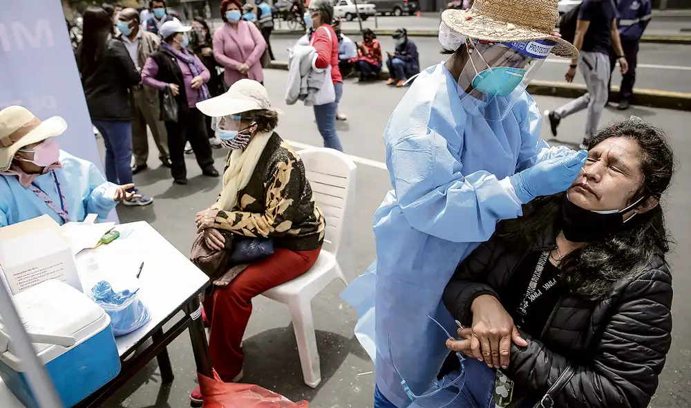 Tendencia. Casos, muertes y hospitalizaciones presentan una disminución de cifras diarias en la mayoría de las regiones del país. Foto: John Reyes / La República