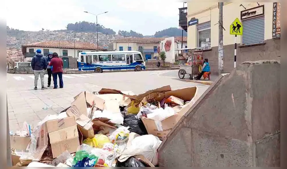 Cerros de basura. La zona céntrica de Limacpampa se vio invadida de residuos. La presencia de canes fue inevitable. Foto: La República