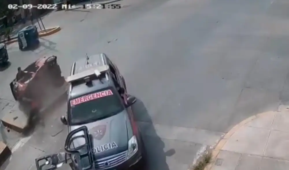 Víctima afirma que policía que conducía el vehículo estaba distraído. Foto: América noticias Víctima afirma que policía que conducía el vehículo estaba distraído. Foto: América noticias