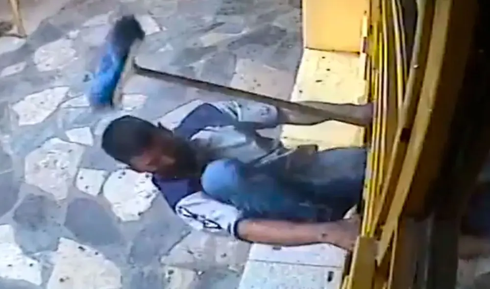 Al ver que no pudo entrar, el hombre se marchó sin perpetrar el robo. Foto: captura-Noticias Caracol