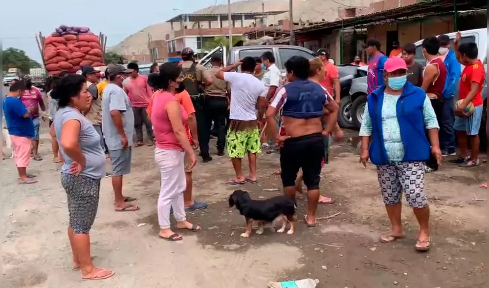Familiares, amigos y vecinos impidieron que la camioneta causante del accidente sea retirada del lugar. Foto: captura de video/El Reportero Familiares, amigos y vecinos impidieron que la camioneta causante del accidente sea retirada del lugar. Foto: captura de video/El Reportero