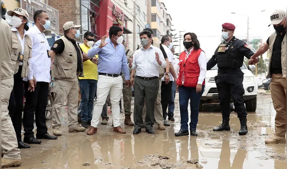 En su recorrido, Castillo Terrones no solo observó montículos de basura y obras inconclusas, sino, también, colapso de desagües. Foto: Presidencia del Perú