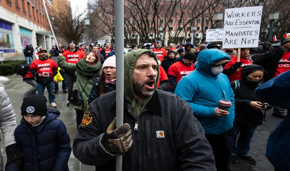 El último lunes, varios centenares de personas marcharon por las calles de Nueva York para pedir el fin de las restricciones contra la COVID-19. Foto: EFE