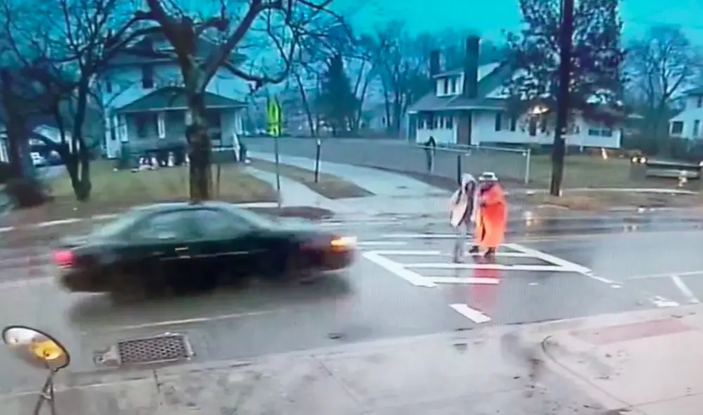 Policía de tránsito pone en riesgo su vida para salvar a niña de un accidente en plena vía. Foto: captura de YouTube.