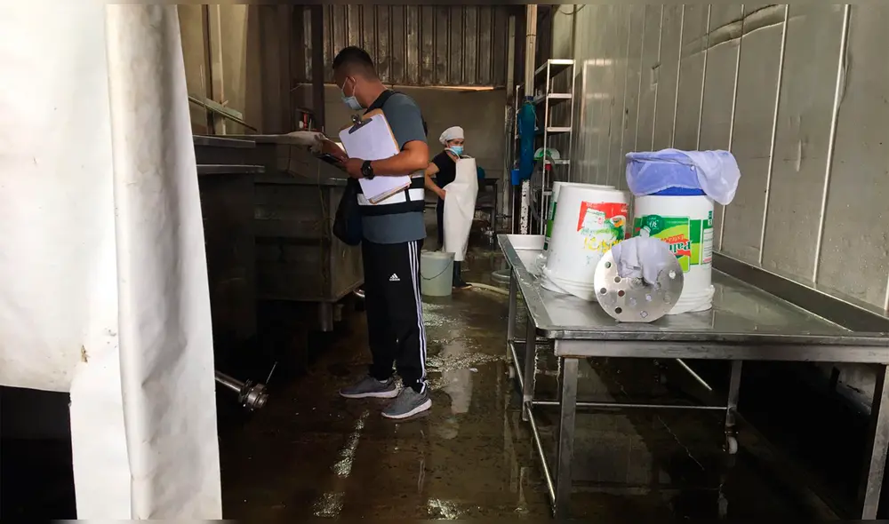 Se verificó que personal no cumplían con protocolos para elaboración de alimento. Foto: Rosa Quincho / La República Se verificó que personal no cumplían con protocolos para elaboración de alimento. Foto: Rosa Quincho / La República