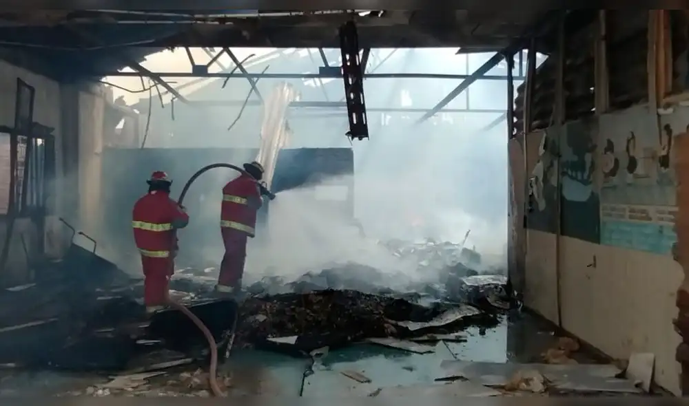 Bomberos de Talara apagaron incendio en antiguo Hospital San José de Negritos. Foto: La República. Bomberos de Talara apagaron incendio en antiguo Hospital San José de Negritos. Foto: La República.