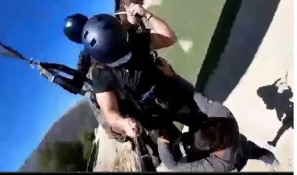 Instructor vuelva sin ninguna proteccion al ser llevado por el fuerte aire. Foto: captura de YouTube.