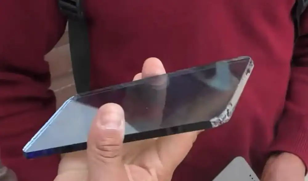 El afectado señaló que, minutos después de recibir el supuesto celular, se dio cuenta de que era un vidrio cortado. Foto: Facebook El afectado señaló que, minutos después de recibir el supuesto celular, se dio cuenta de que era un vidrio cortado. Foto: Facebook