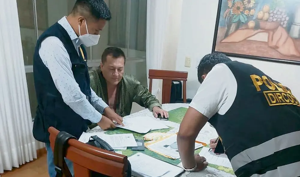 Diligencia domiciliaria. El gerente general de Petroperú, Hugo Chávez Arévalo, durante el operativo policial en su residencia. Foto: difusión Diligencia domiciliaria. El gerente general de Petroperú, Hugo Chávez Arévalo, durante el operativo policial en su residencia. Foto: difusión