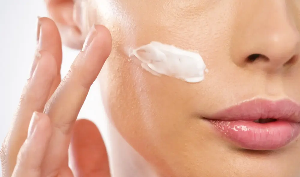 Sigue los siguientes consejos abrir los poros de la cara y eliminar las impurezas de tu piel. Foto: EFE