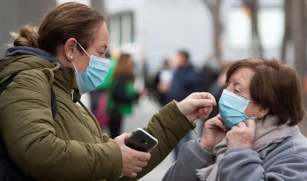 Mientras se pase más tiempo con una persona infectada, el riesgo de contagio de COVID-19 se eleva considerablemente. Foto: EFE